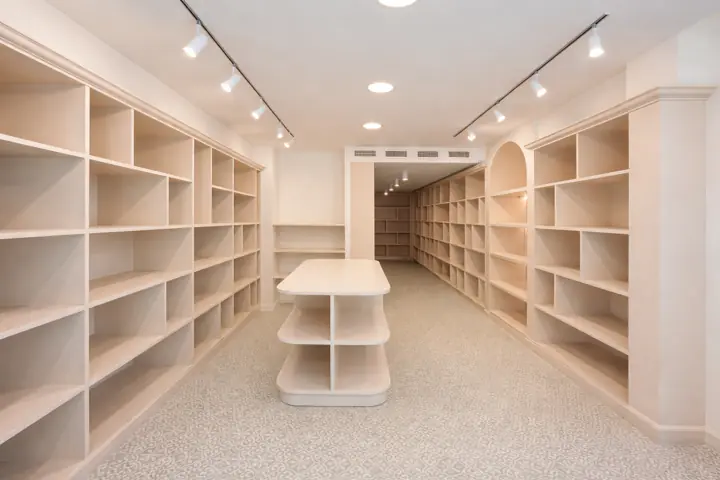 Rayonnages blancs d’une boutique
