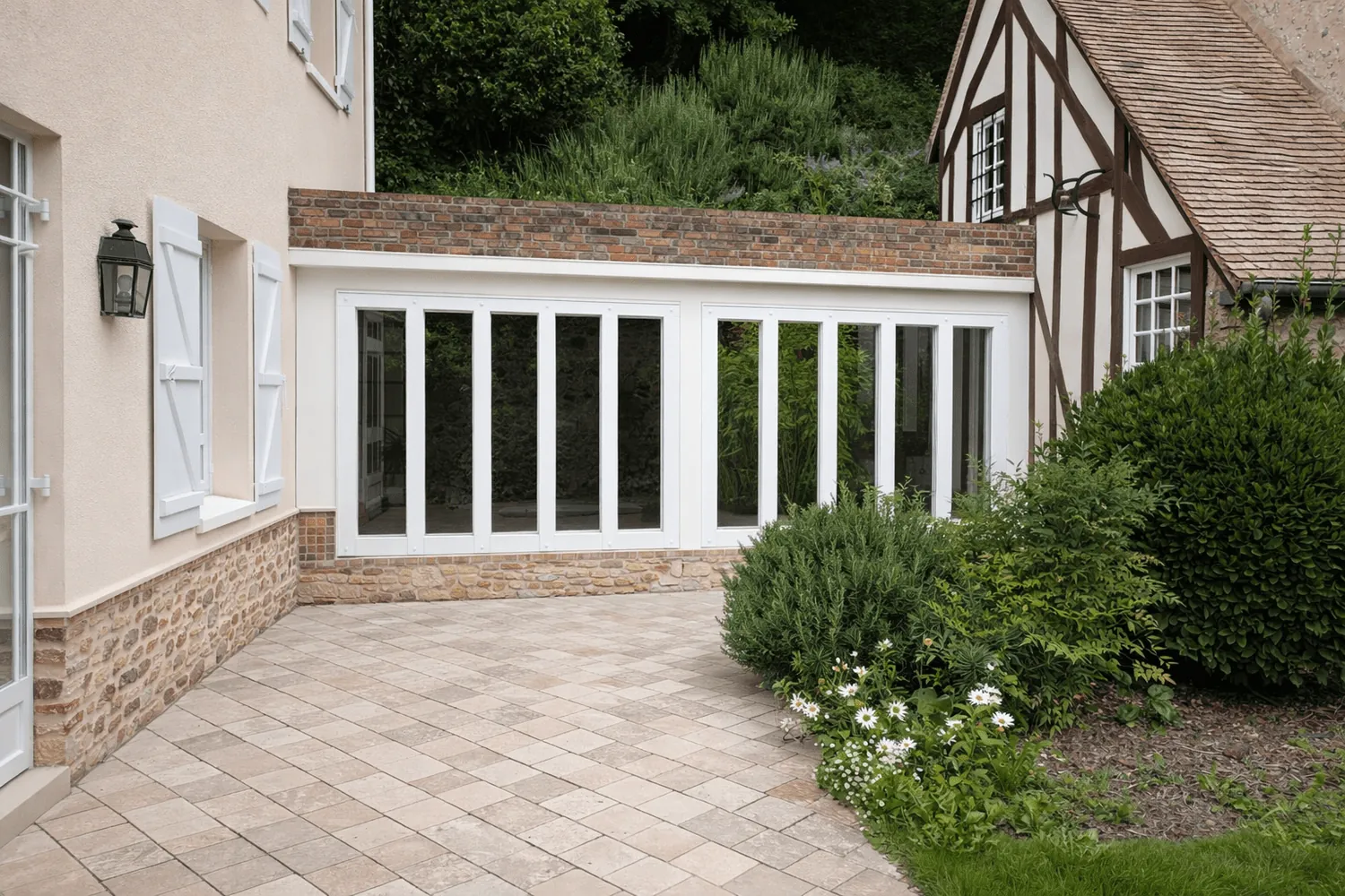 Extension vitrée d’une maison à colombages