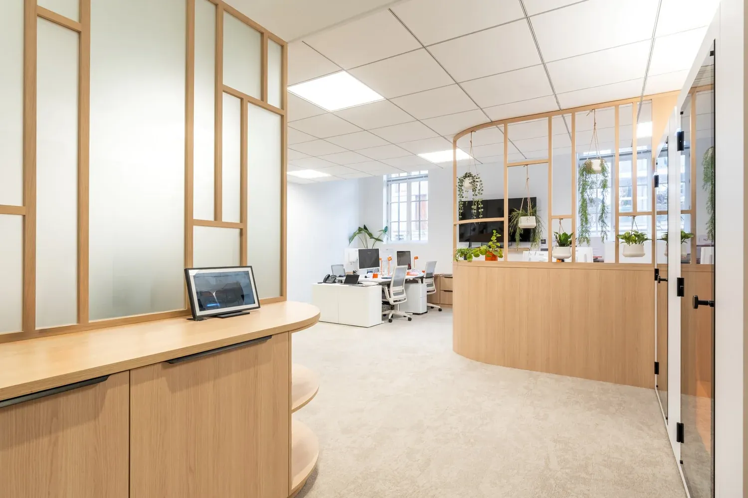 Entrée du plateau, banque d’accueil en bois et claustras