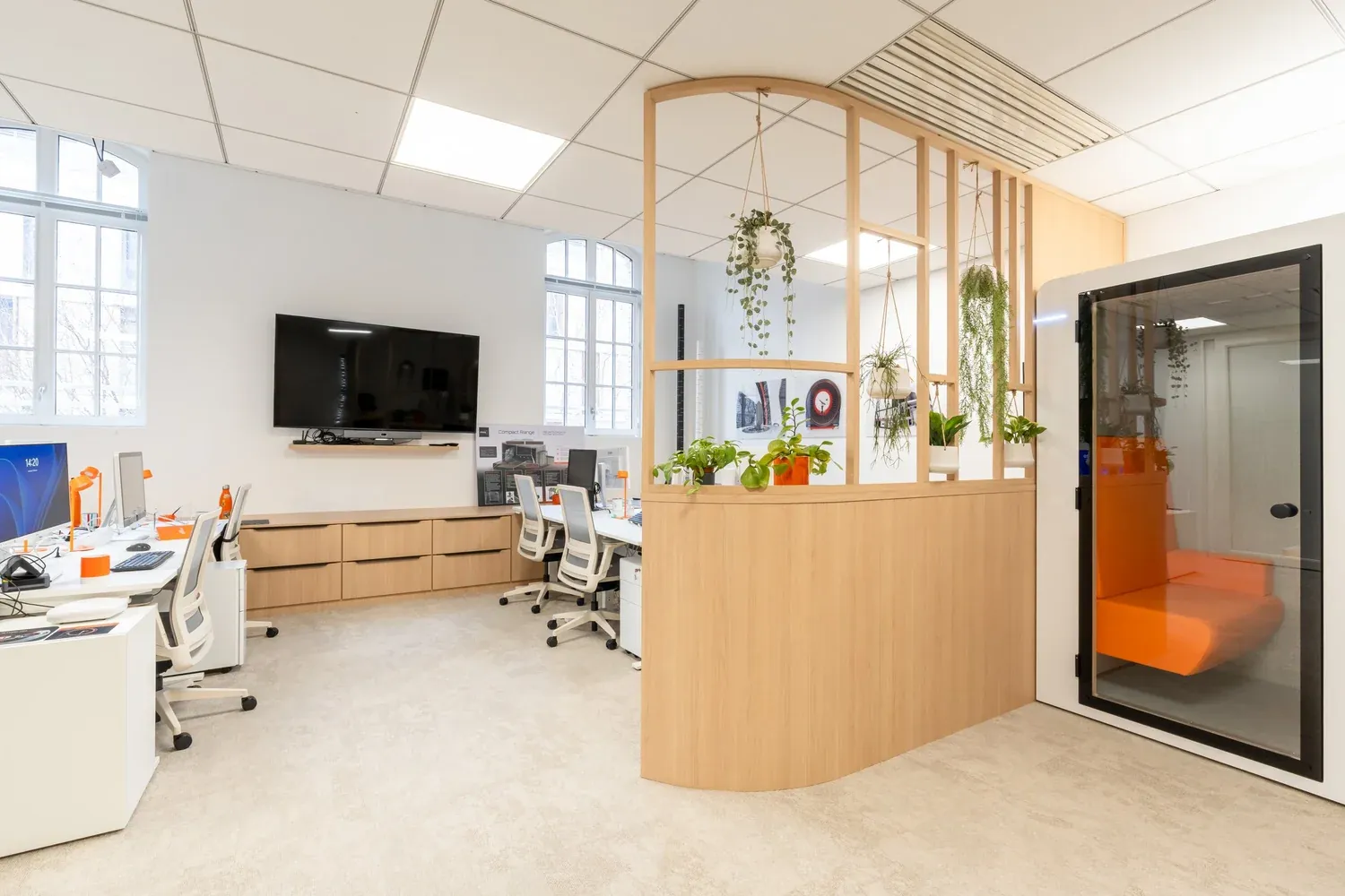 Open space du plateau Lourmel, claustras en bois clair et verrières