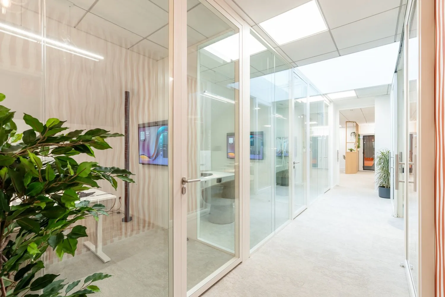 Bureaux vitrés sur circulation