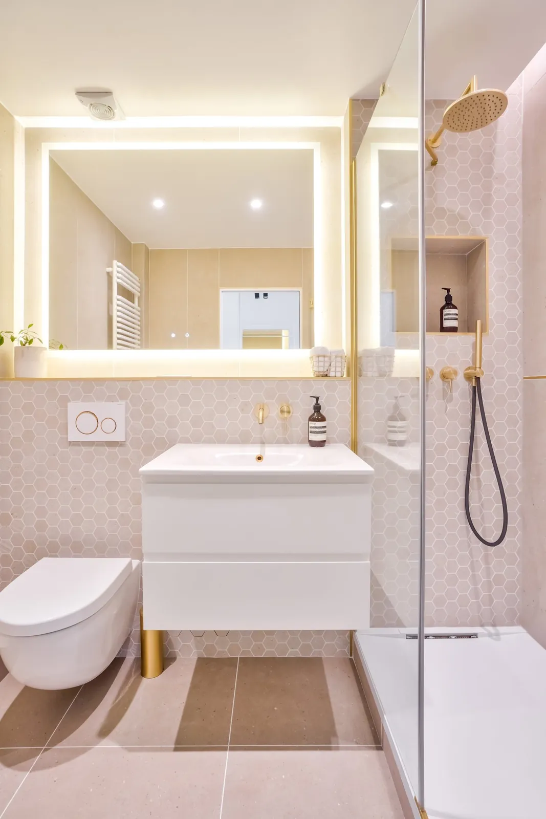Salle de bain, bois et faïence blanche