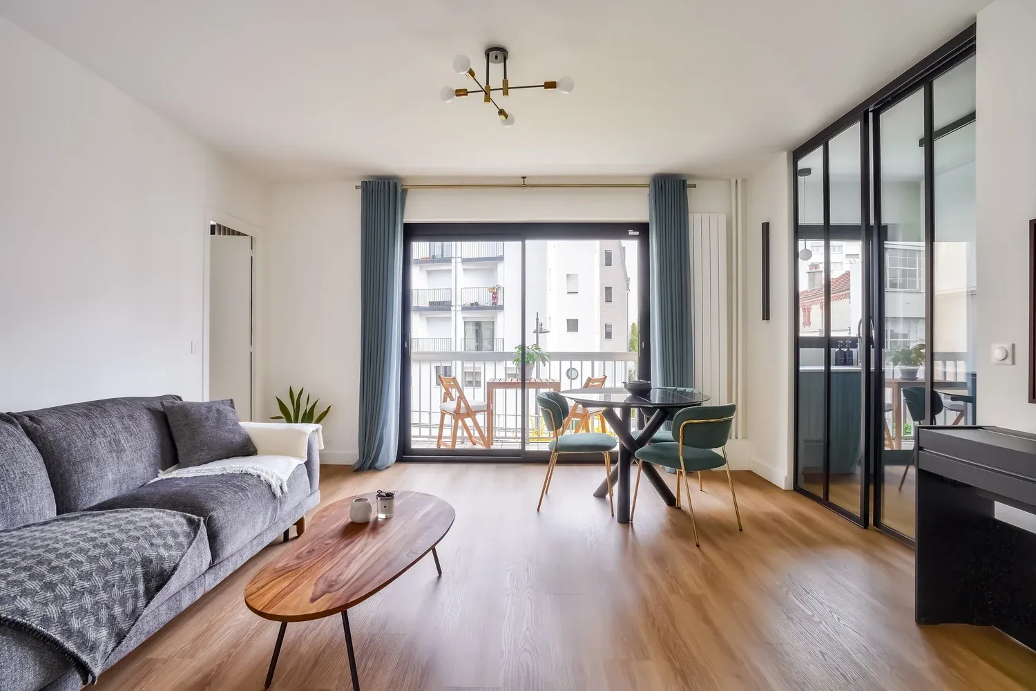 Salon avec verrière atelier et parquet