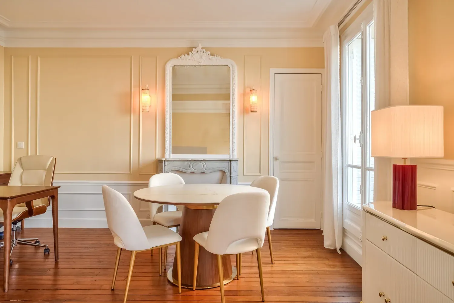 Bureau et salle à manger baignés de lumière
