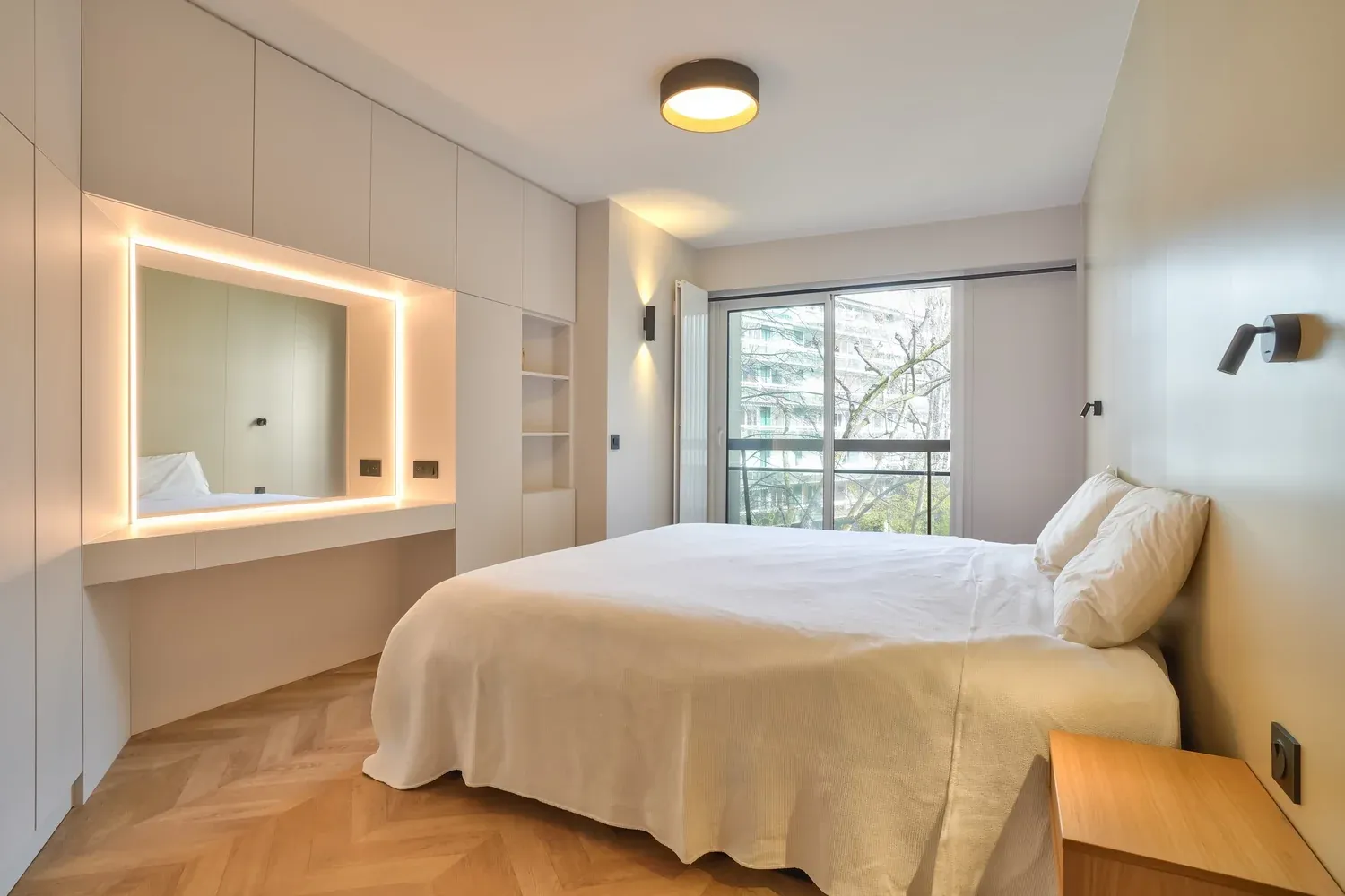 Chambre avec tête de lit en niche