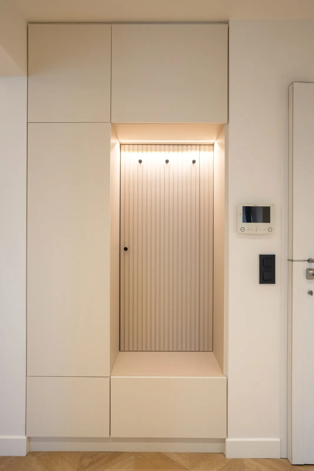 Niche éclairée en bois clair